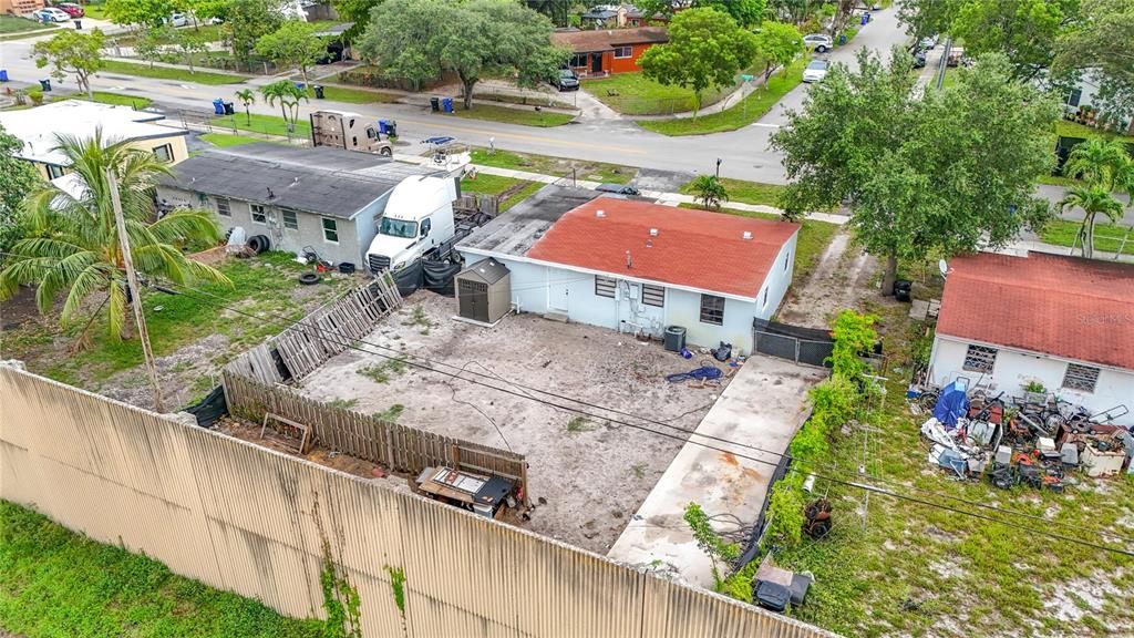 For Sale: $330,000 (3 beds, 1 baths, 977 Square Feet)