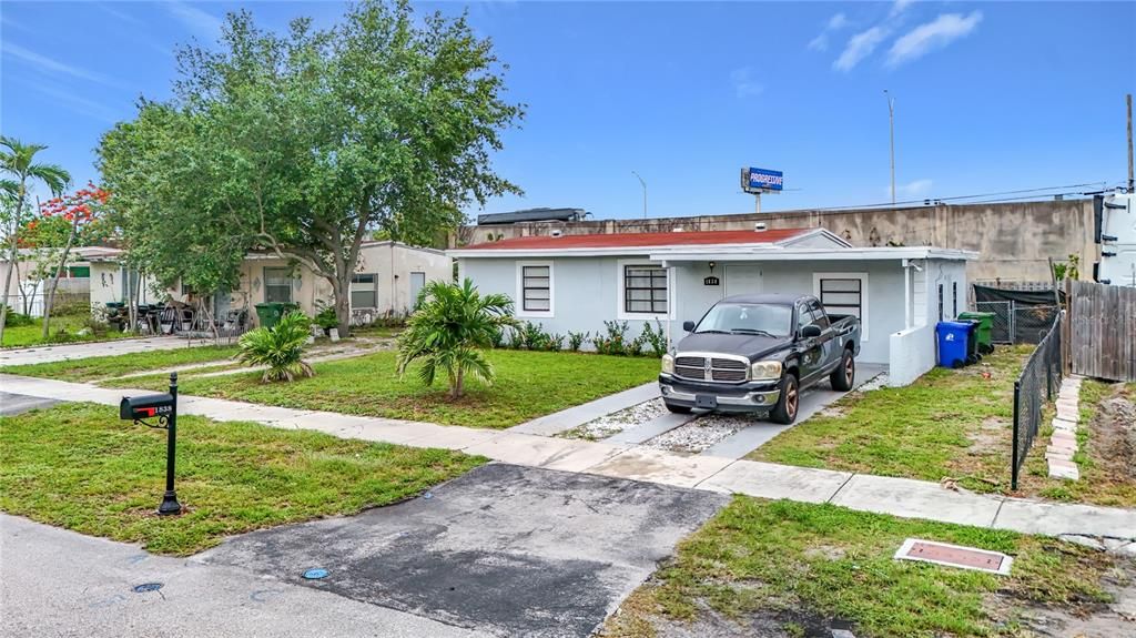 For Sale: $330,000 (3 beds, 1 baths, 977 Square Feet)