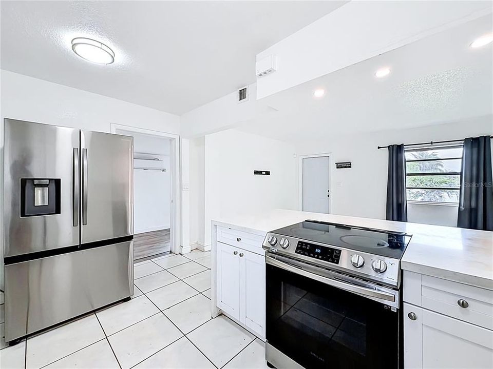 For Sale: $330,000 (3 beds, 1 baths, 977 Square Feet)