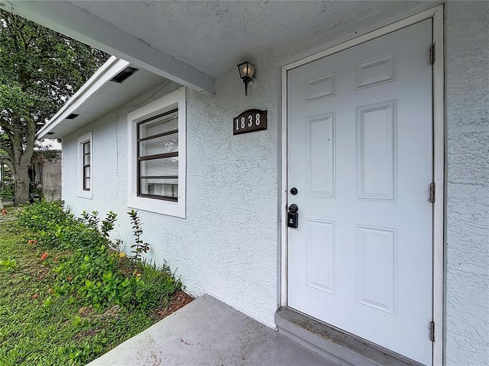 For Sale: $330,000 (3 beds, 1 baths, 977 Square Feet)