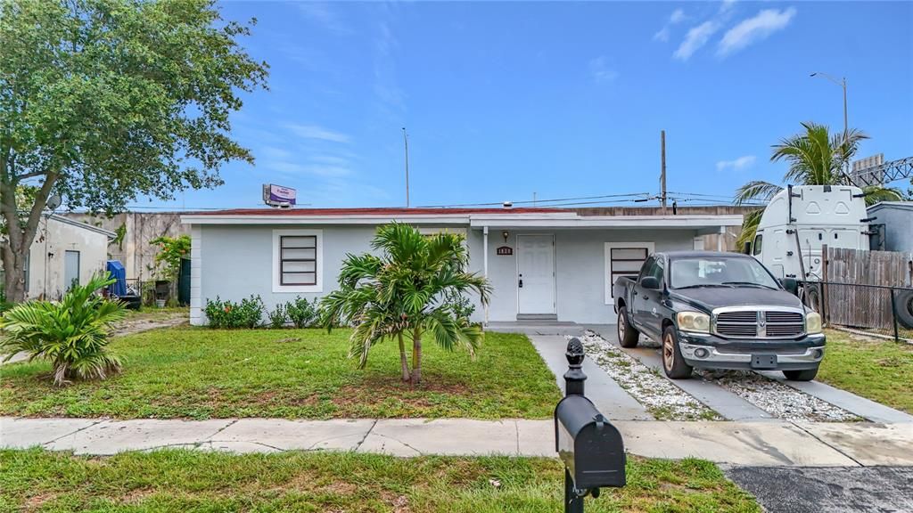 For Sale: $330,000 (3 beds, 1 baths, 977 Square Feet)