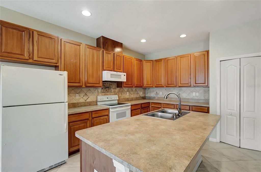 For Sale: $319,900 (3 beds, 2 baths, 1979 Square Feet)