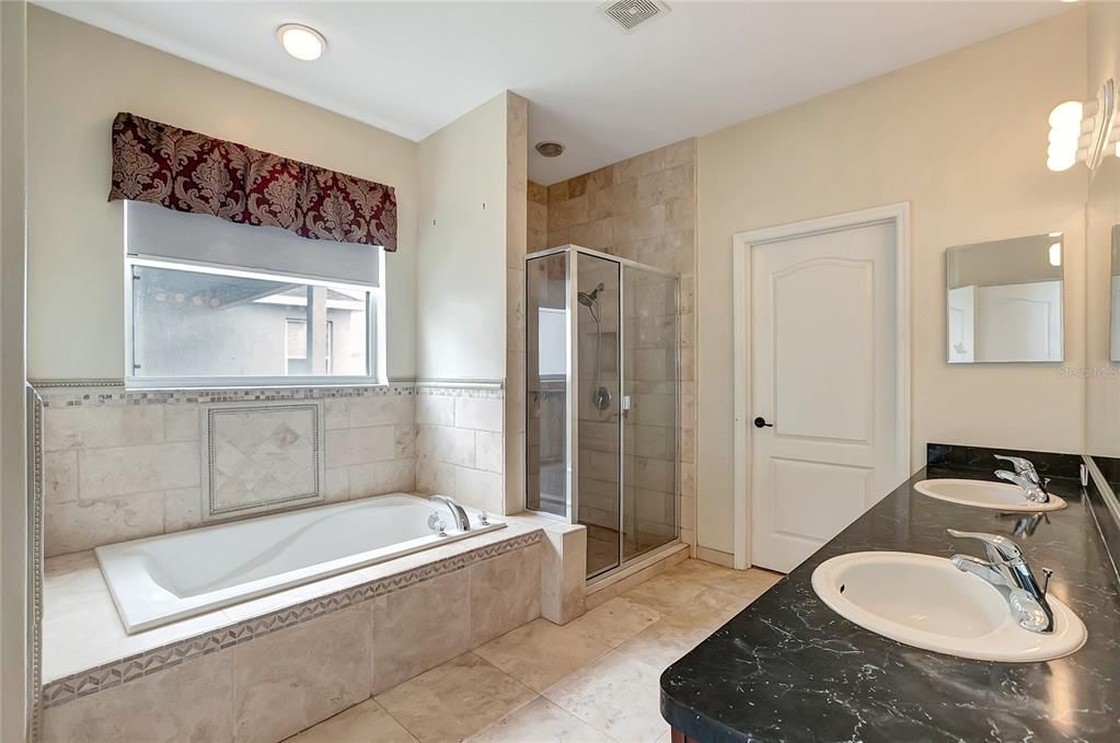 For Sale: $319,900 (3 beds, 2 baths, 1979 Square Feet)