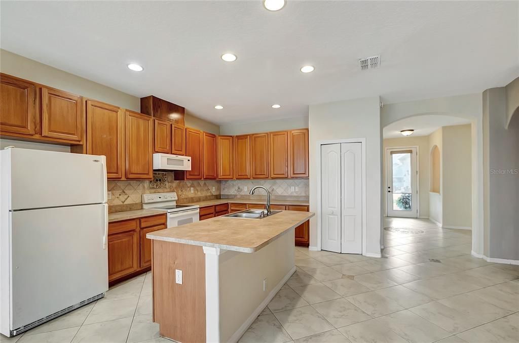 For Sale: $319,900 (3 beds, 2 baths, 1979 Square Feet)