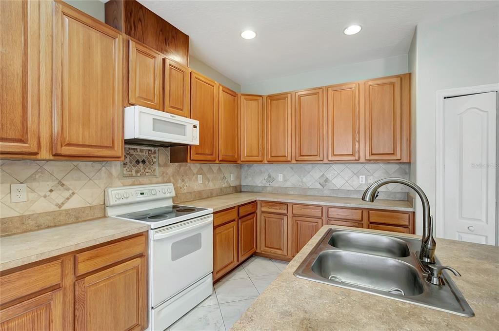 For Sale: $319,900 (3 beds, 2 baths, 1979 Square Feet)