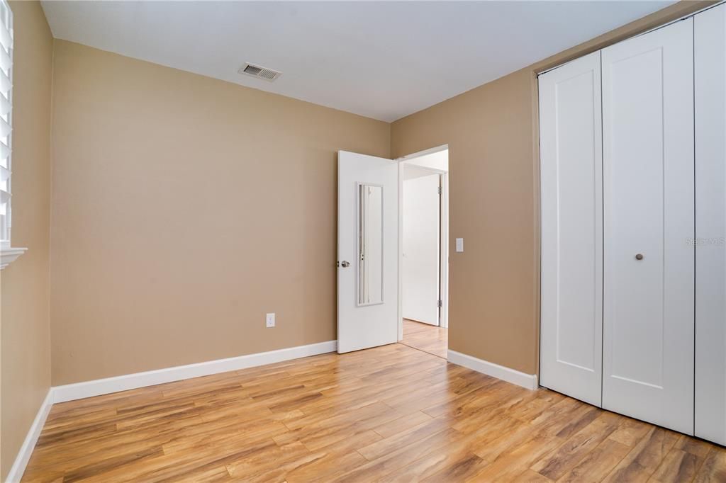 For Sale: $329,000 (2 beds, 1 baths, 1044 Square Feet)