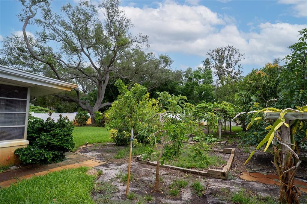 For Sale: $329,000 (2 beds, 1 baths, 1044 Square Feet)
