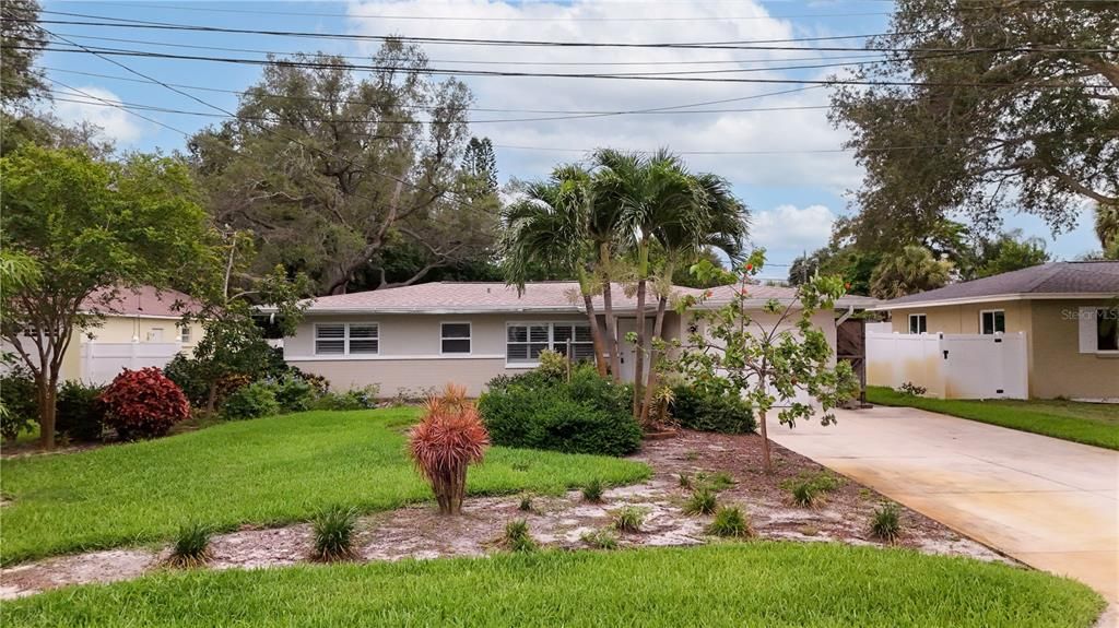 For Sale: $329,000 (2 beds, 1 baths, 1044 Square Feet)