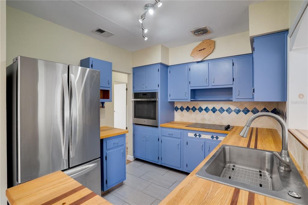 For Sale: $329,000 (2 beds, 1 baths, 1044 Square Feet)