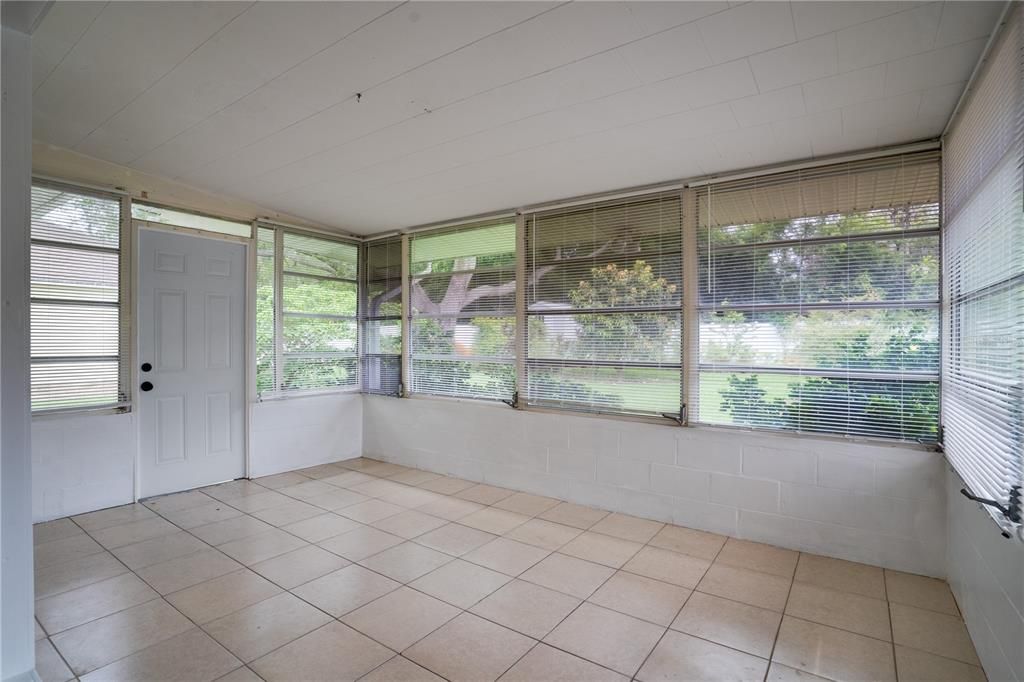 For Sale: $329,000 (2 beds, 1 baths, 1044 Square Feet)