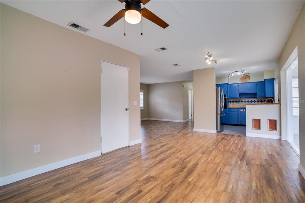 For Sale: $329,000 (2 beds, 1 baths, 1044 Square Feet)