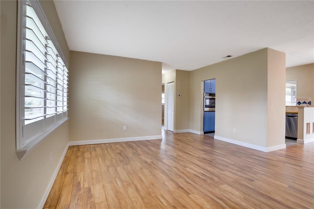 For Sale: $329,000 (2 beds, 1 baths, 1044 Square Feet)