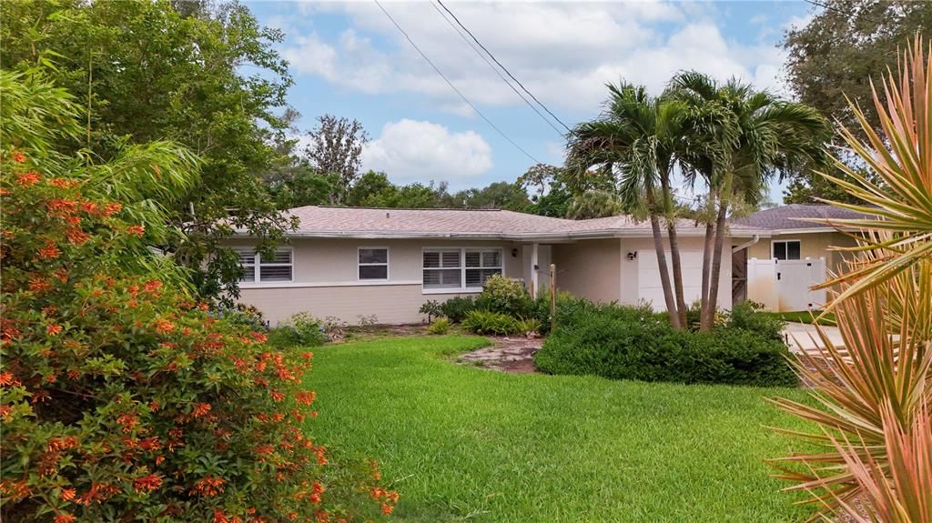For Sale: $329,000 (2 beds, 1 baths, 1044 Square Feet)