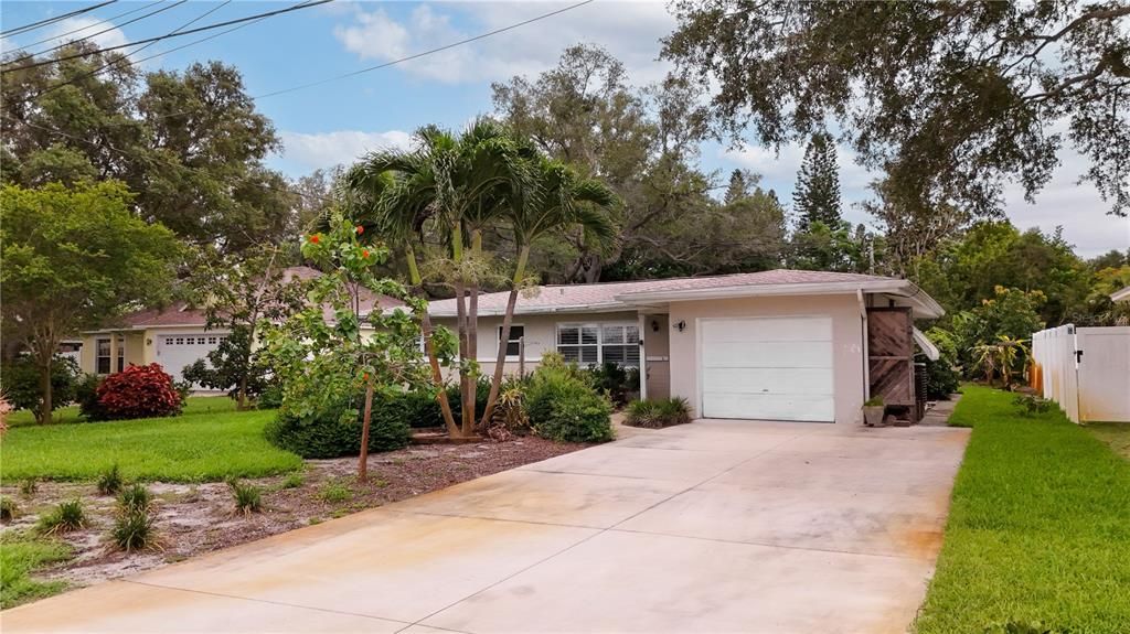 For Sale: $329,000 (2 beds, 1 baths, 1044 Square Feet)