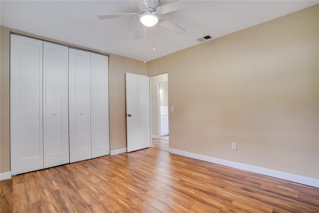 For Sale: $329,000 (2 beds, 1 baths, 1044 Square Feet)