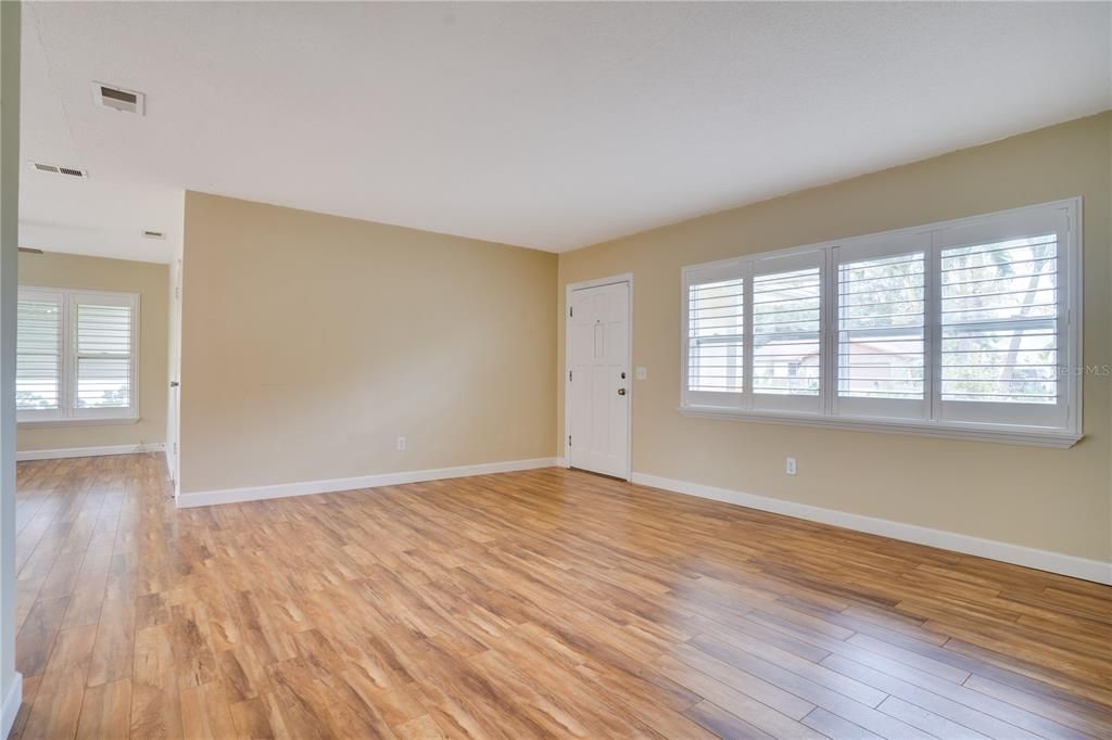 For Sale: $329,000 (2 beds, 1 baths, 1044 Square Feet)