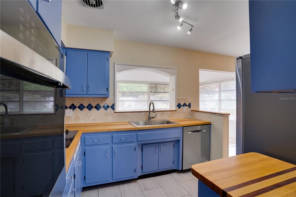 For Sale: $329,000 (2 beds, 1 baths, 1044 Square Feet)