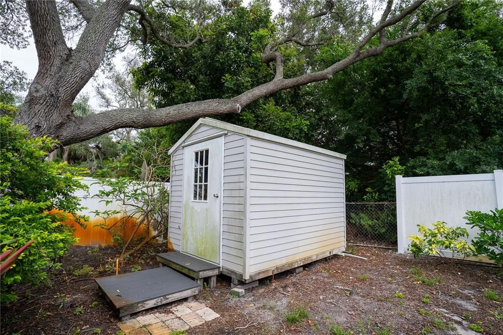 For Sale: $329,000 (2 beds, 1 baths, 1044 Square Feet)