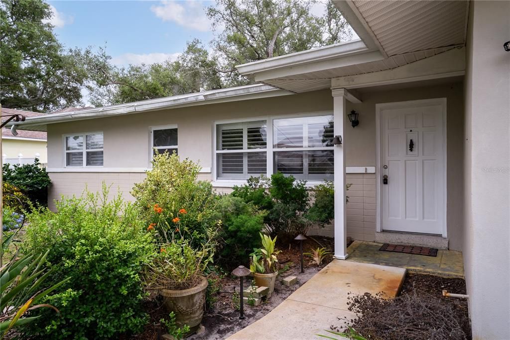 For Sale: $329,000 (2 beds, 1 baths, 1044 Square Feet)