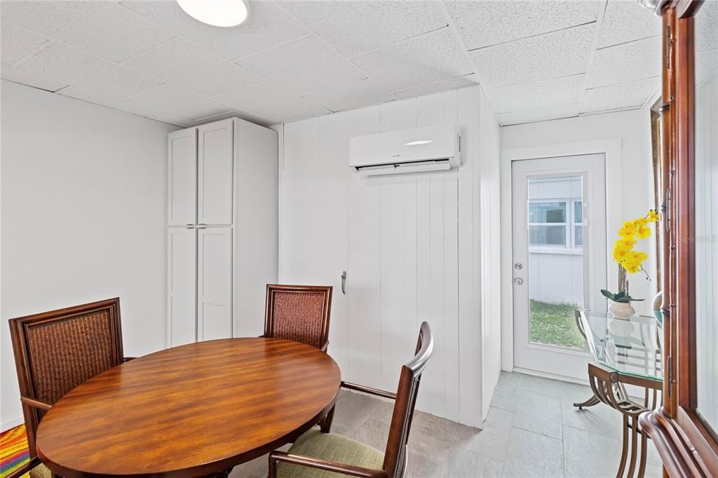 For Sale: $240,000 (2 beds, 1 baths, 1100 Square Feet)