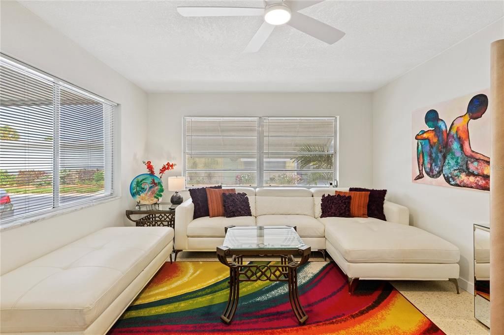 For Sale: $240,000 (2 beds, 1 baths, 1100 Square Feet)