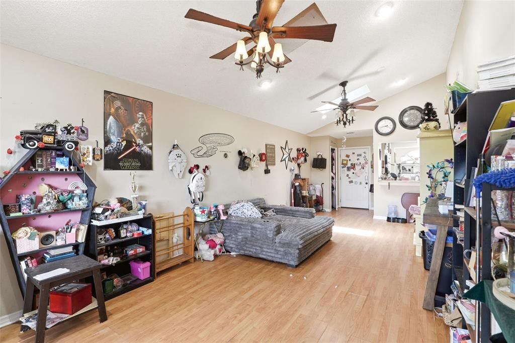 For Sale: $260,000 (2 beds, 2 baths, 1011 Square Feet)