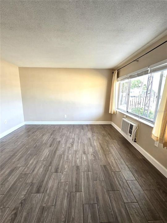 For Rent: $1,300 (1 beds, 1 baths, 585 Square Feet)
