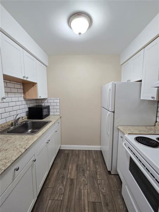 For Rent: $1,300 (1 beds, 1 baths, 585 Square Feet)