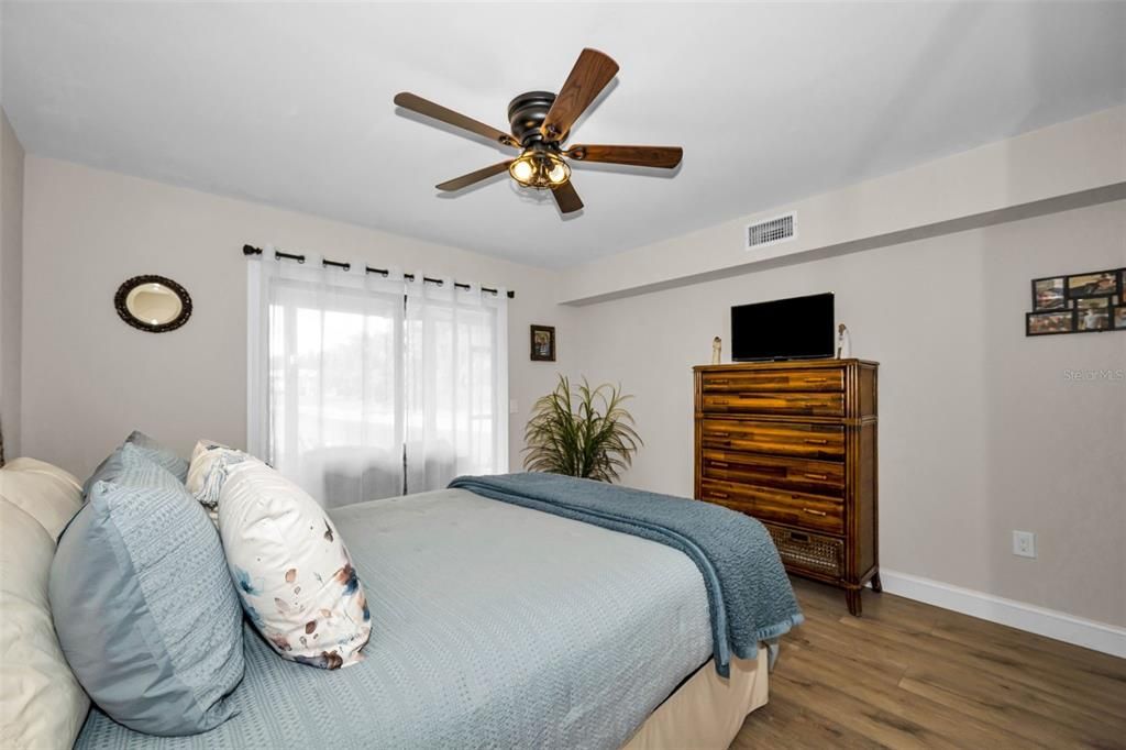 For Sale: $134,900 (2 beds, 1 baths, 1008 Square Feet)
