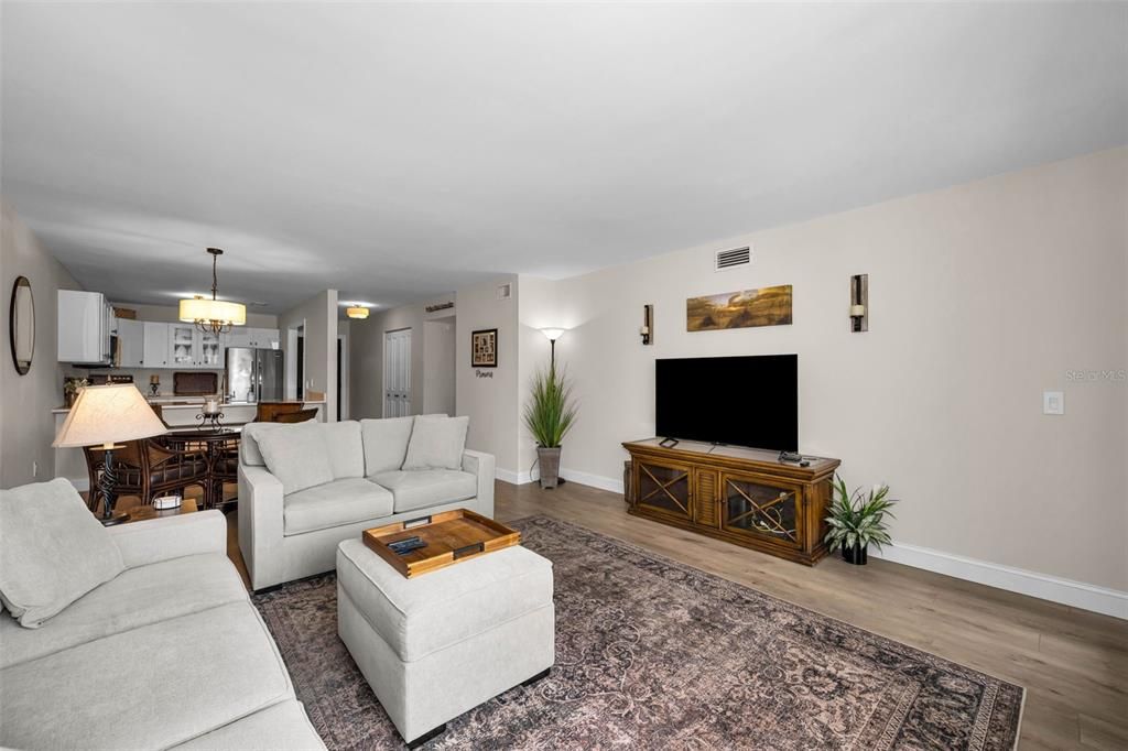 For Sale: $134,900 (2 beds, 1 baths, 1008 Square Feet)