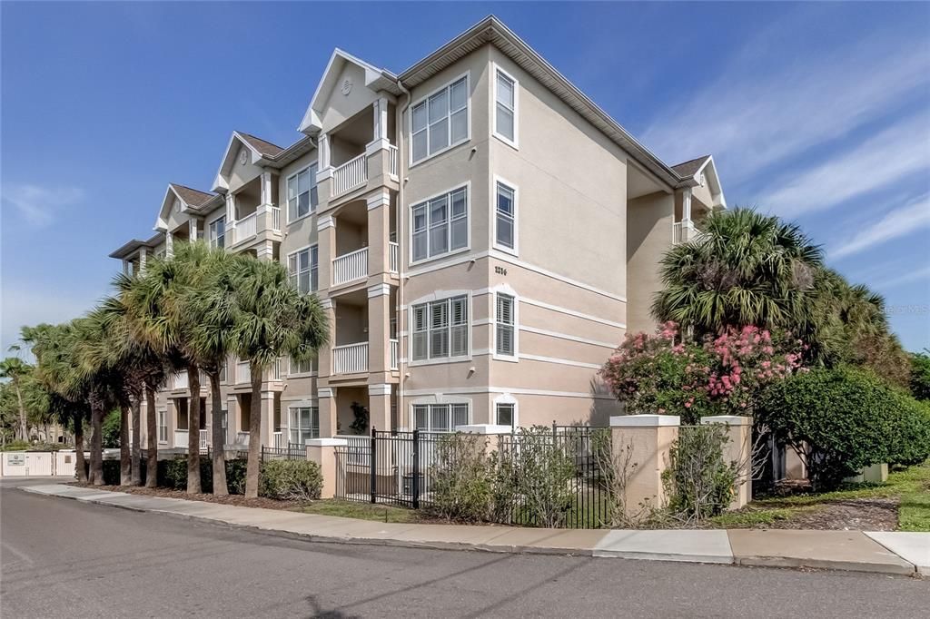 For Sale: $179,000 (2 beds, 2 baths, 1010 Square Feet)