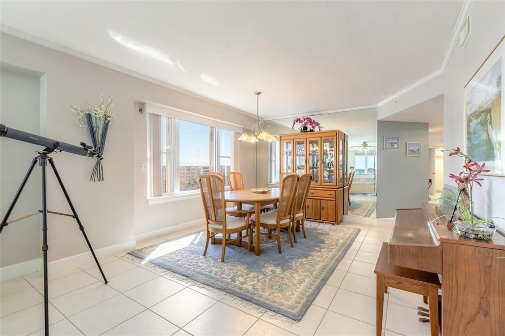 En Venta: $835,000 (3 camas, 3 baños, 2060 Pies cuadrados)