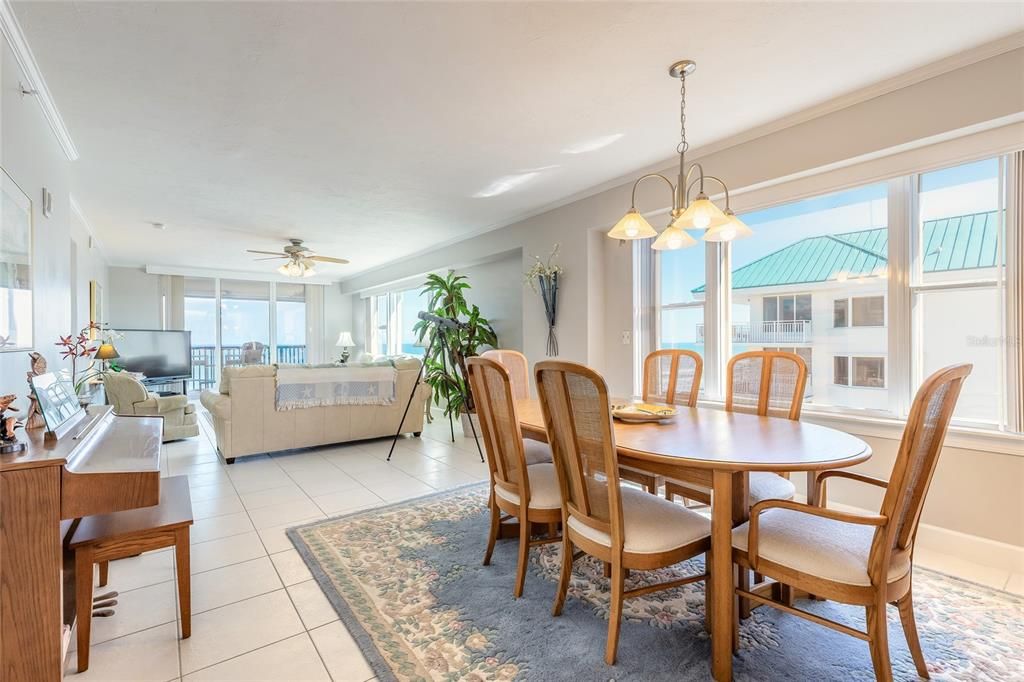 En Venta: $835,000 (3 camas, 3 baños, 2060 Pies cuadrados)