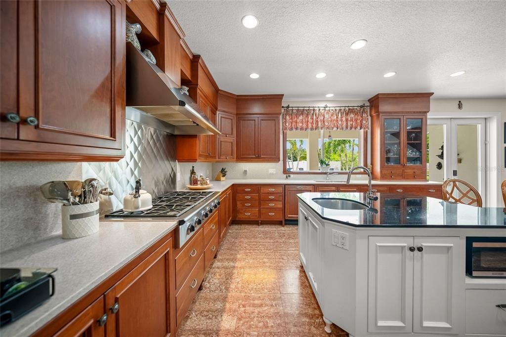 En Venta: $1,195,000 (4 camas, 4 baños, 3558 Pies cuadrados)