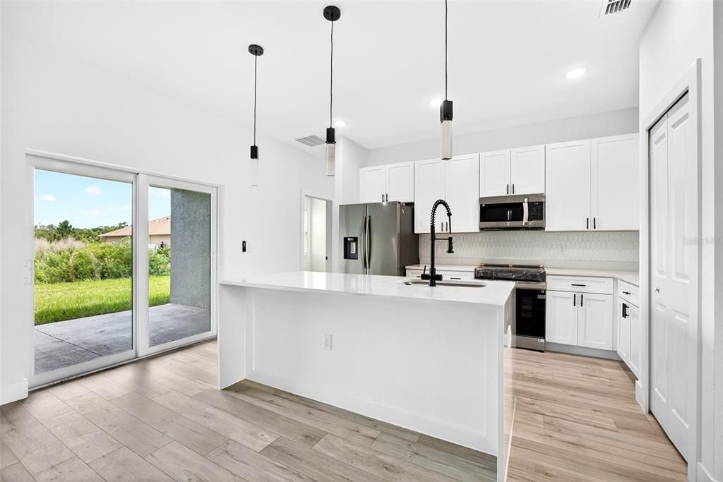 For Sale: $359,900 (4 beds, 3 baths, 1827 Square Feet)