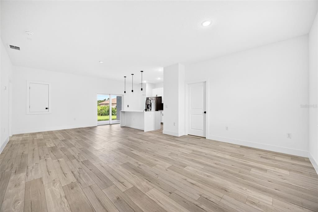 For Sale: $359,900 (4 beds, 3 baths, 1827 Square Feet)