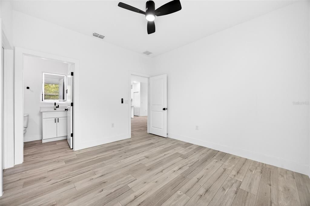 For Sale: $359,900 (4 beds, 3 baths, 1827 Square Feet)