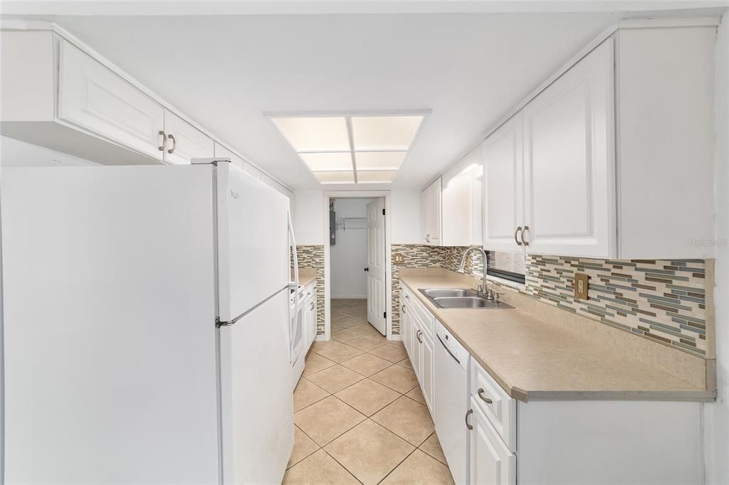 For Sale: $300,000 (3 beds, 2 baths, 1427 Square Feet)