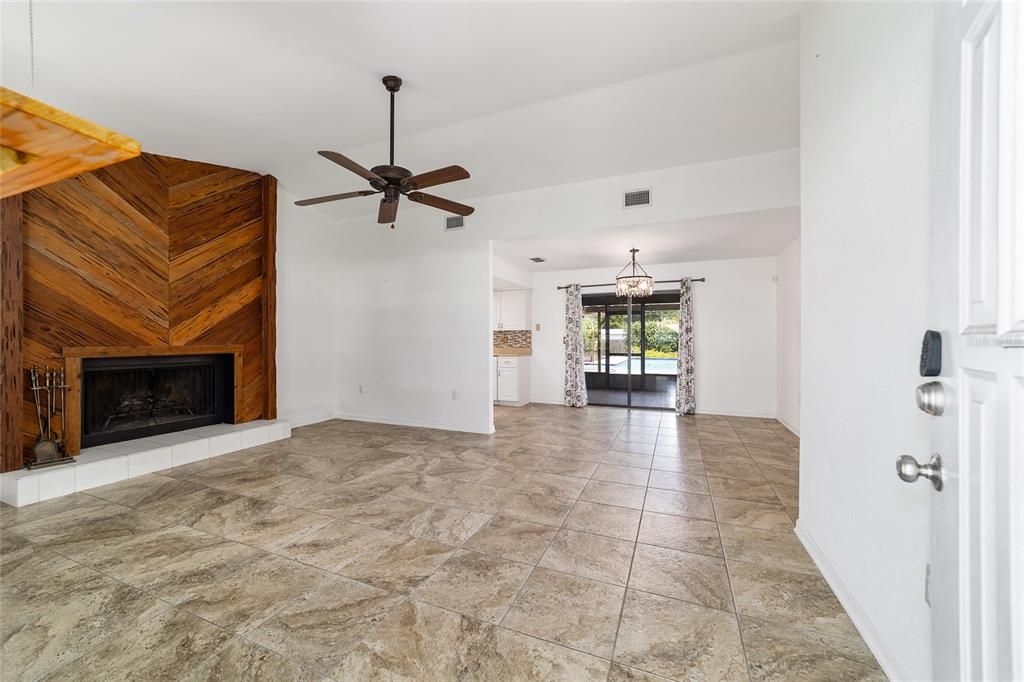 For Sale: $300,000 (3 beds, 2 baths, 1427 Square Feet)