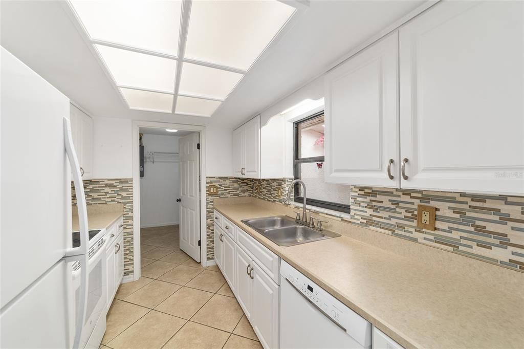 For Sale: $300,000 (3 beds, 2 baths, 1427 Square Feet)