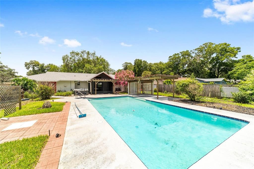 For Sale: $300,000 (3 beds, 2 baths, 1427 Square Feet)
