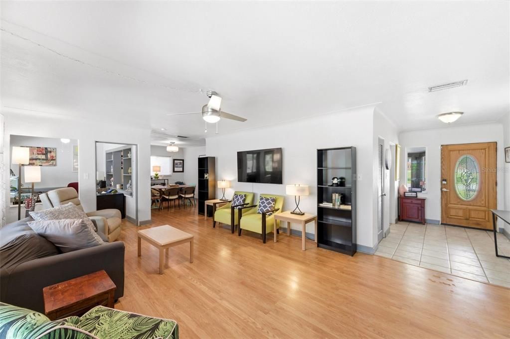 For Sale: $425,000 (2 beds, 1 baths, 1388 Square Feet)