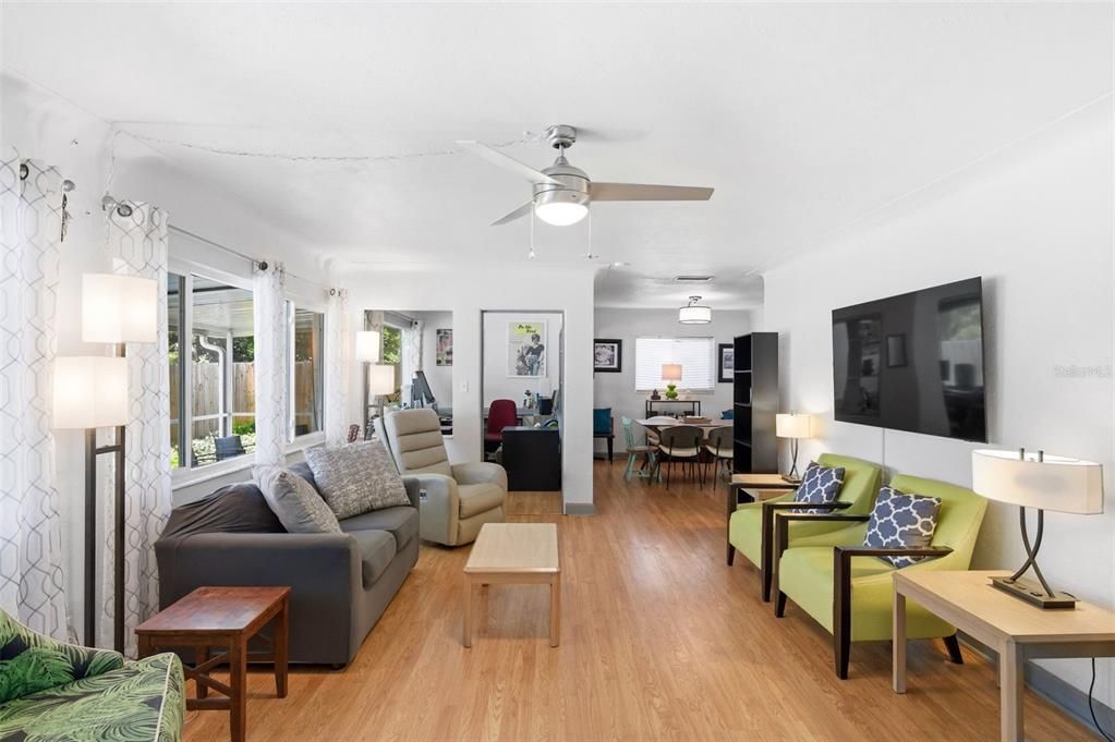 For Sale: $425,000 (2 beds, 1 baths, 1388 Square Feet)
