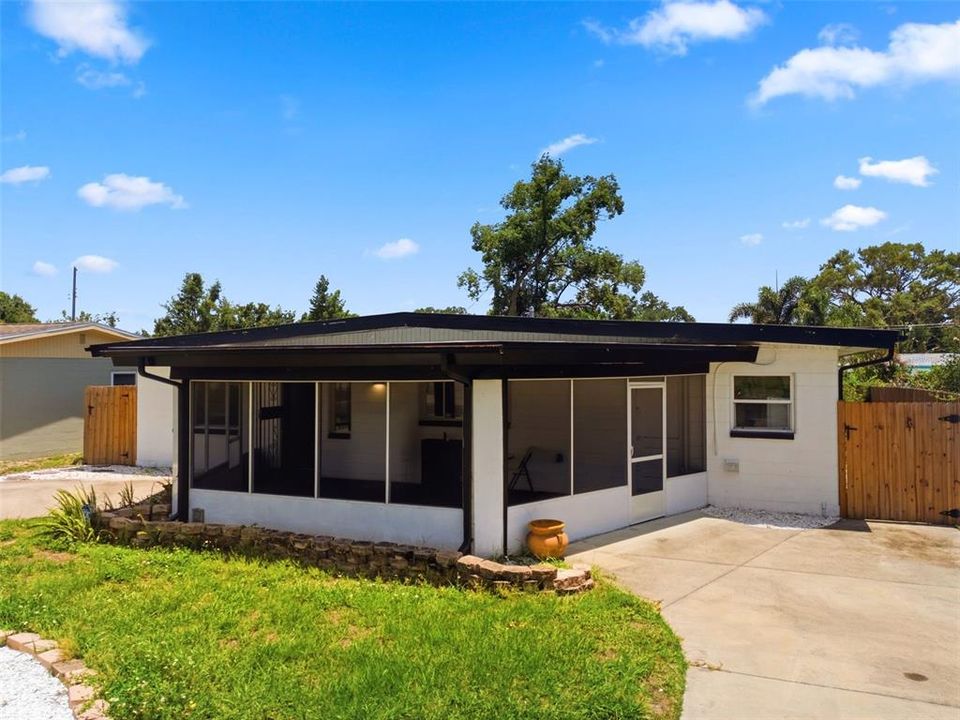 For Sale: $425,000 (2 beds, 1 baths, 1388 Square Feet)