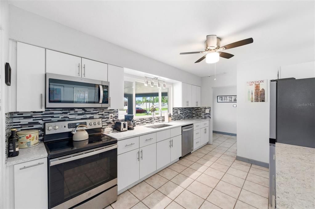 For Sale: $425,000 (2 beds, 1 baths, 1388 Square Feet)
