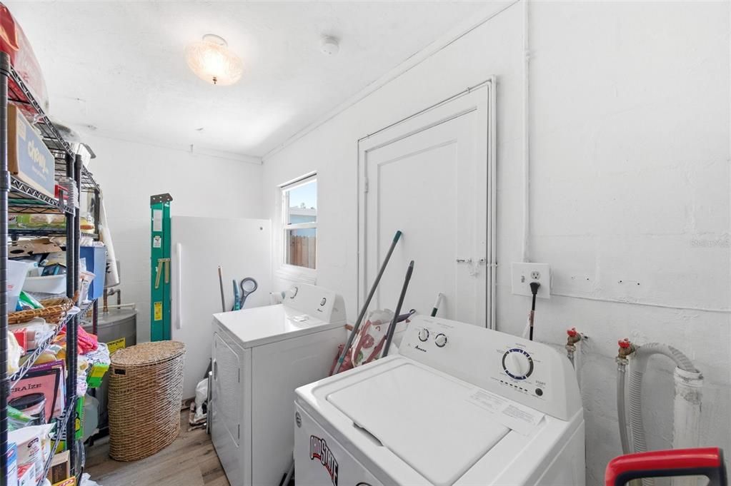 For Sale: $425,000 (2 beds, 1 baths, 1388 Square Feet)