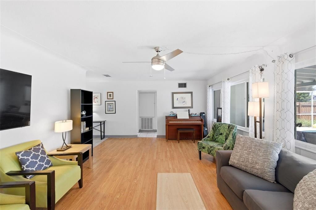 For Sale: $425,000 (2 beds, 1 baths, 1388 Square Feet)