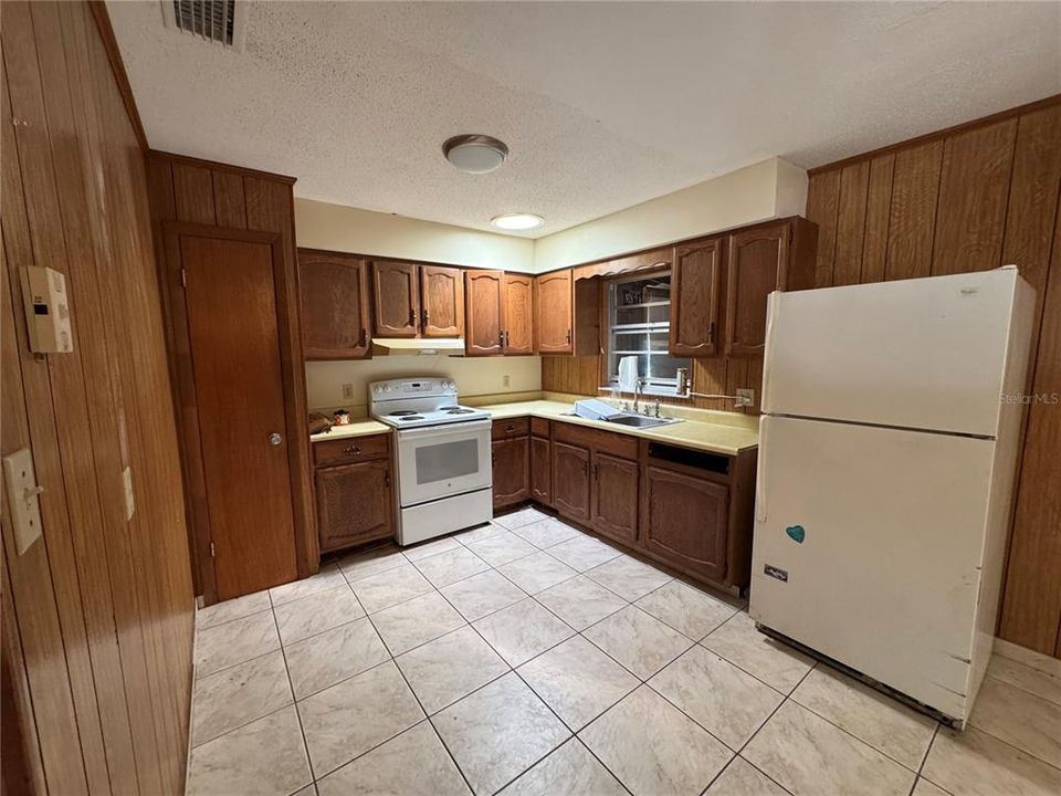 For Rent: $1,550 (3 beds, 2 baths, 1254 Square Feet)