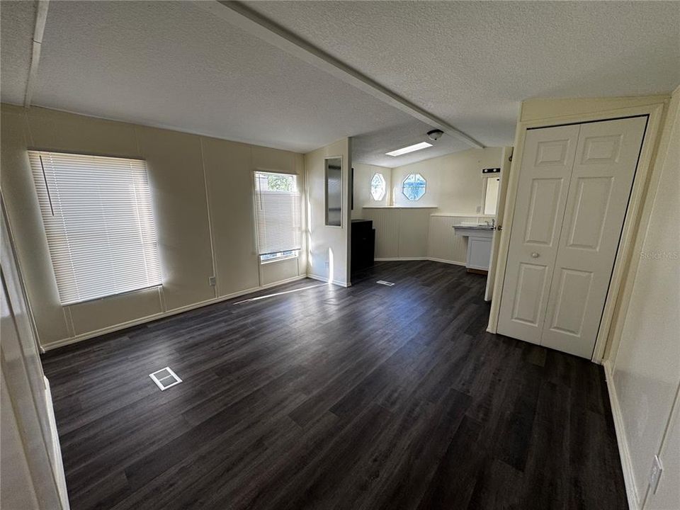 For Rent: $1,300 (2 beds, 2 baths, 952 Square Feet)