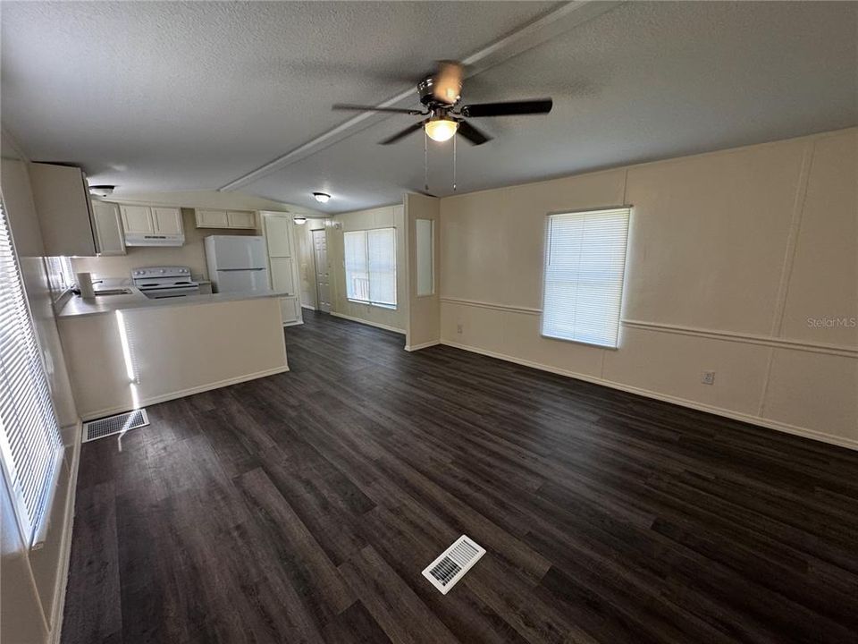For Rent: $1,300 (2 beds, 2 baths, 952 Square Feet)